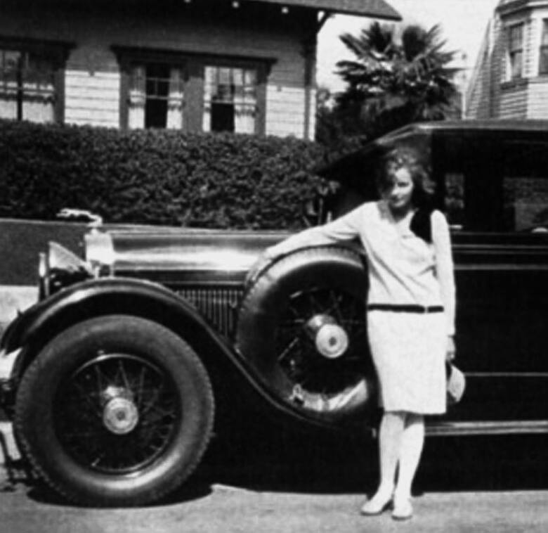 Dwudziestoletnia Greta Garbo przy swym pierwszym samochodzie. ToLincoln V8 Limousine rocznik 1925 Fot: Archiwum