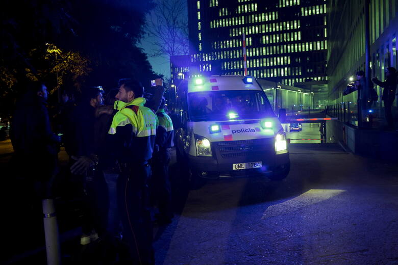 Katalońska eskadra policji transportuje Daniego Alvesa z budynku Sądu w Barcelonie do aresztu