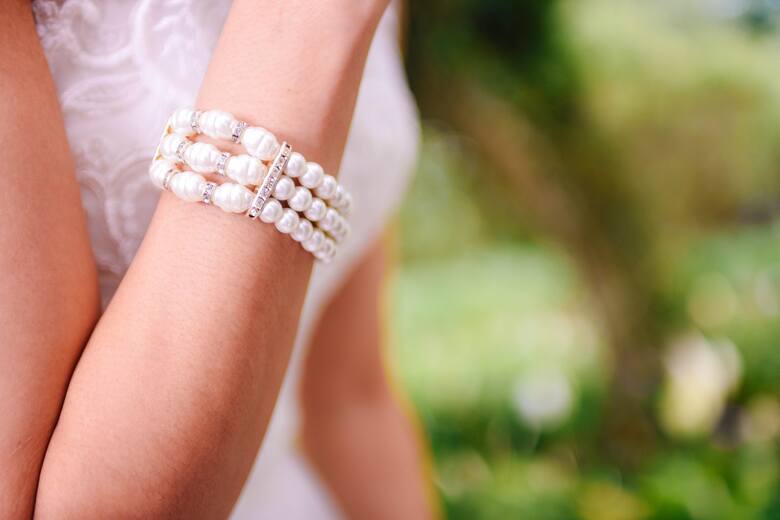 Bransoletka z pereł to bardzo modna biżuteria ślubna.