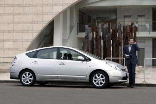 Fot. Toyota: Toyota Prius samochód hybrydowy, który zawojował świat. Może być napędzany silnikiem elektrycznym, benzynowym lub oboma naraz.