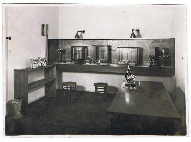 Laboratorium przy ulicy Radziwiłłowskiej 5 w Lublinie, należące do Spółdzielni Związek Pszczelarski spółka z ograniczonymi udziałami. Zdjęcie zostało wykonane w 1942 r., samo laboratorium działało do 1948 r.
