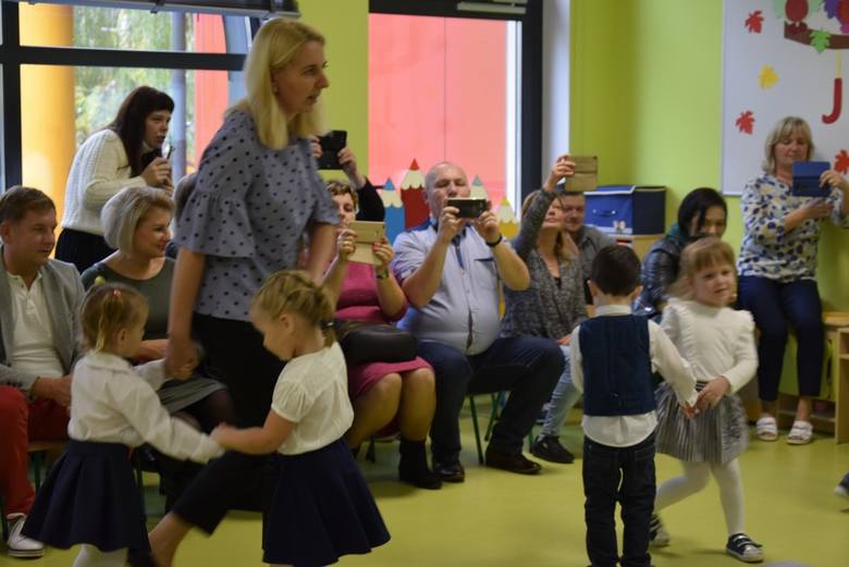 W piątek, 25 października, w Przedszkolu nr 3 w Skierniewicach odbyło się pasowanie na przedszkolaków. Dyrektor przedszkola Agnieszka Bukowska-Gierach do społeczności przedszkolnej przyjęła 18 czterolatków z grupy Borówki.