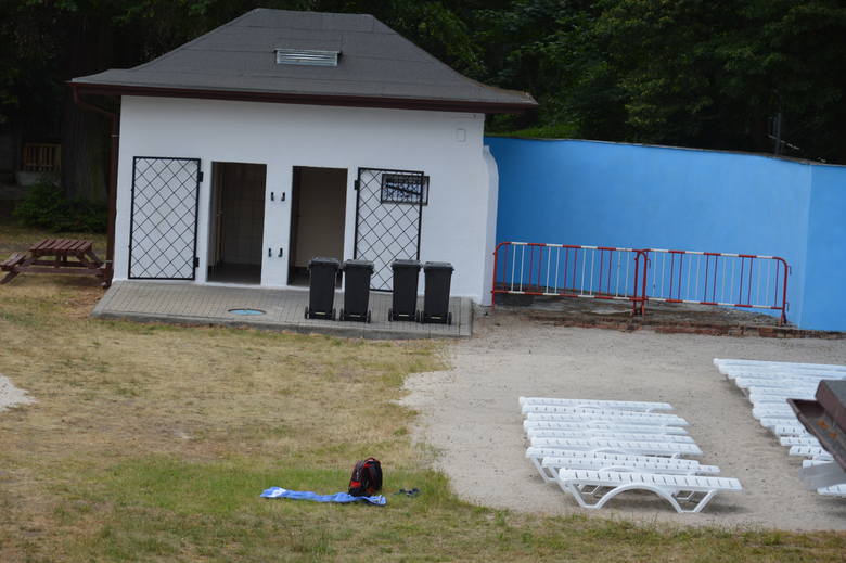 Ratownicy: Zbigniew Szart i Anita Demko strzegą bezpieczeństwa kąpiących się na żagańskich basenach
