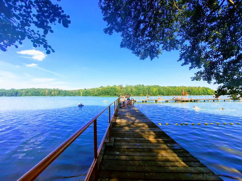 Jezioro Lubie w Lipach to wyjątkowo urokliwe miejsce na wakacyjny wypoczynek. Dotrzesz tu autem i rowerem, a na miejscu możesz wypożyczyć kajak lub rowerek
