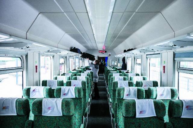 Miejscówki w drugiej klasie pociągów do Warszawy są, zdaniem większości pasażerów, złym pomysłem.