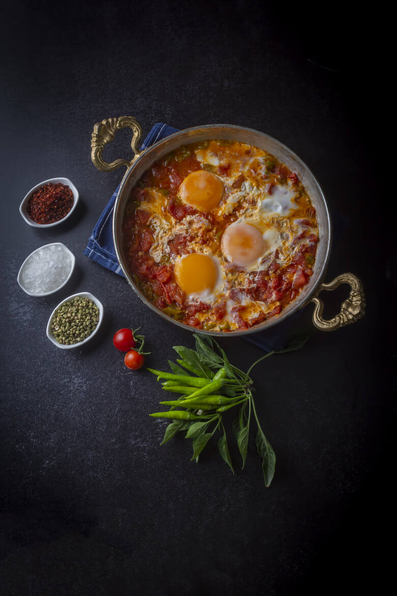 Menemen to turecka zapiekanka jajeczna, śniadaniowy przysmak.