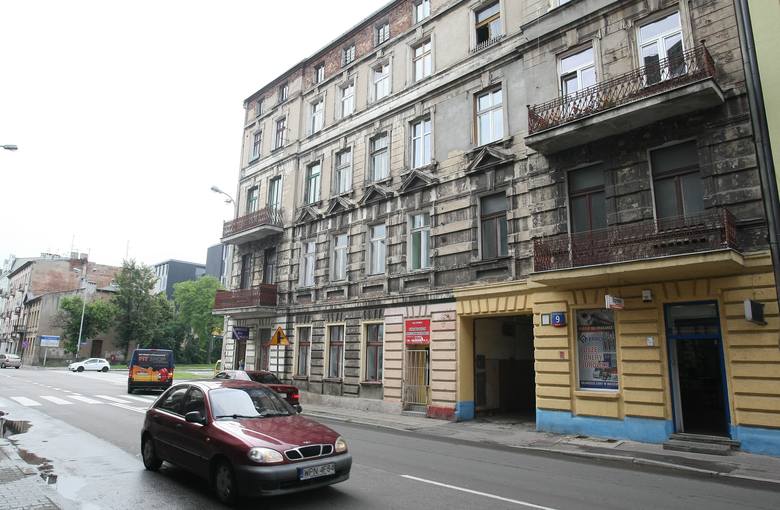  Lokatorzy gminnej kamienicy przy ul. Radwańskiej 9, którzy złożyli wnioski o wykup mieszkań, lada dzień staną się ich właścicielami. 