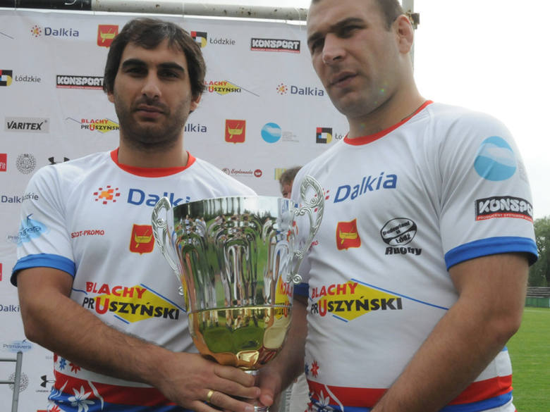 Nowi gracze Budowlanych Teimuraz Sokhadze (z lewej)  i Davit Gugushvili z Pucharem Polski 