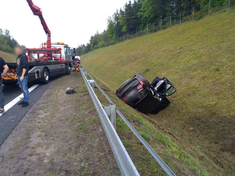 Wypadek na obwodnicy Słupska. BMW w rowie [ZDJĘCIA] gp24.pl