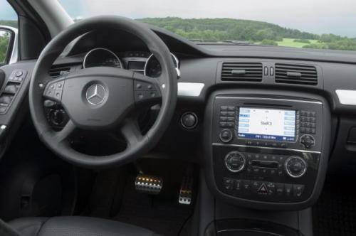 Fot. Mercedes-Benz: Klasyczna deska rozdzielcza, obszerne wnętrze, a fotele wygodne – niezależnie w którym rzędzie