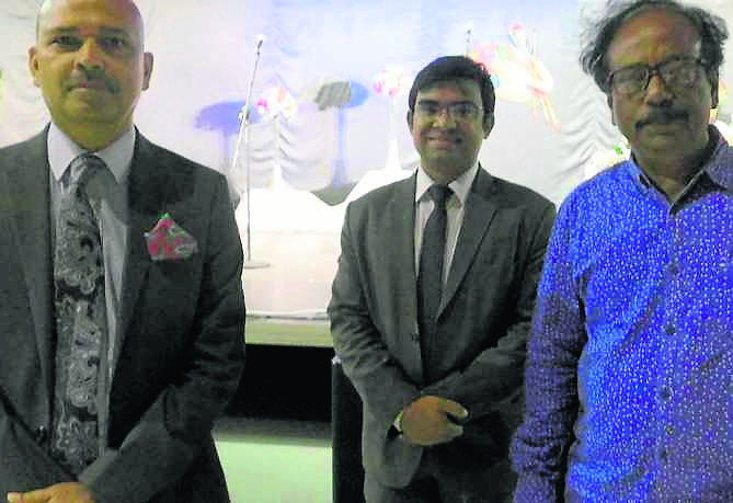 Mahfuzur Rahman, ambasador Bangladeszu (z lewej)  z sekretarzem Buvie Barley oraz malarzem Rezaunem Nabi.