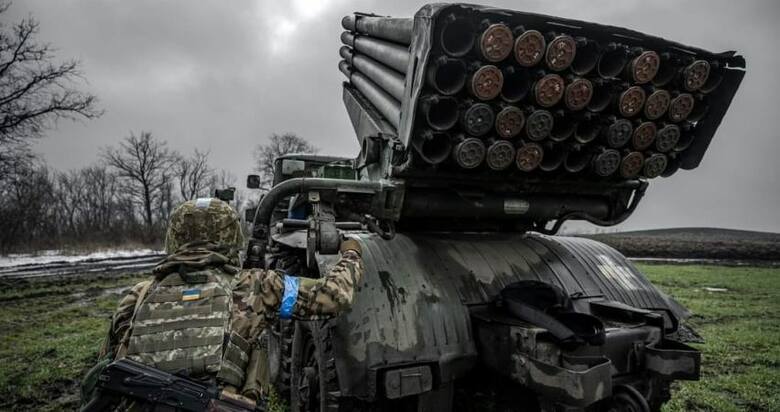 Szefowie polskiej i czeskiej dyplomacji podkreślili, że Ukraina niezwłocznie potrzebuje pocisków artyleryjskich, wskazując, że na ich zakup można wykorzystać