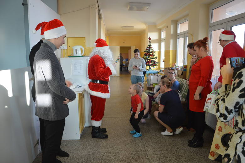 Mikołajki 2019 w Łowiczu. Prezenty dla dzieci ze szpitalnej pediatrii w Łowiczu [ZDJĘCIA]