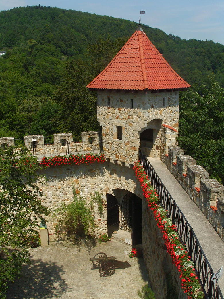 Dziedziniec w zamku Tropsztyn