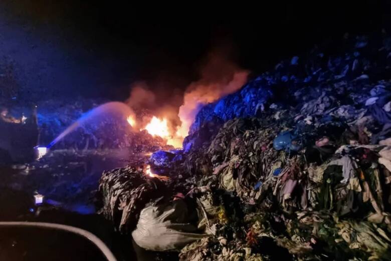 Pożar składowiska odpadów tekstylnych w Kamieńcu. To już 33 pożar w ostatnich latach