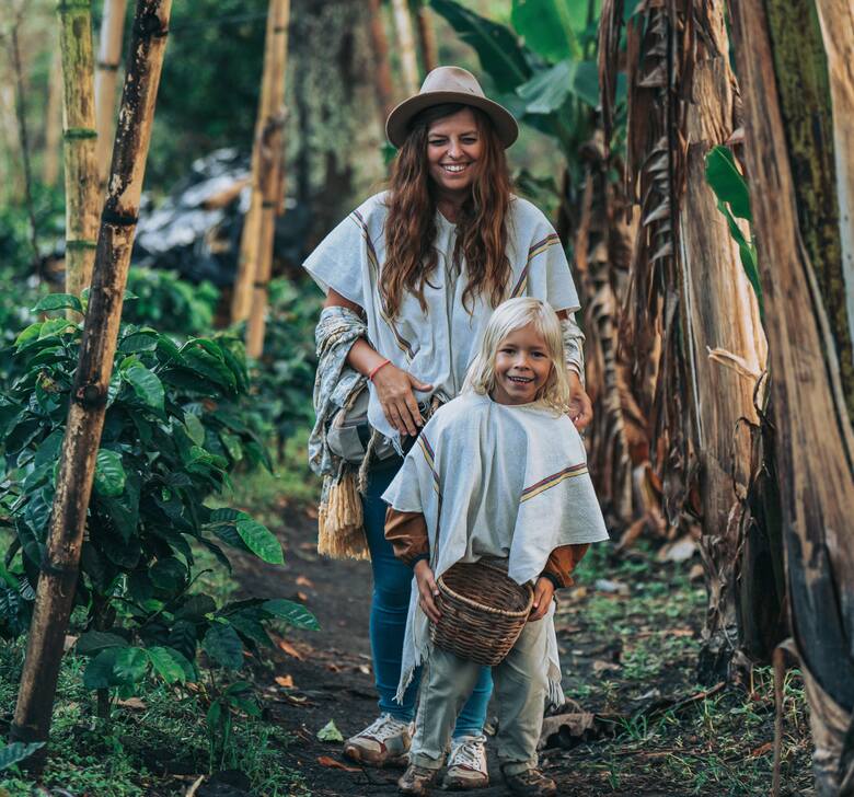 Chłopiec i jego mama w lesie tropikalnym. 
