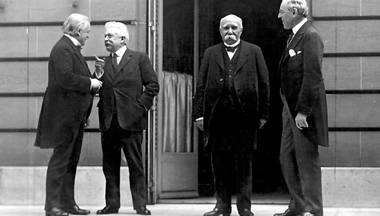 Główni rozgrywający na konferencji paryskiej: premier Wielkiej Brytanii David Lloyd George, premier Włoch Vittorio Emanuele Orlando, francuski premier Georges Clemenceau oraz prezydent USA Thomas Woodrow Wilson