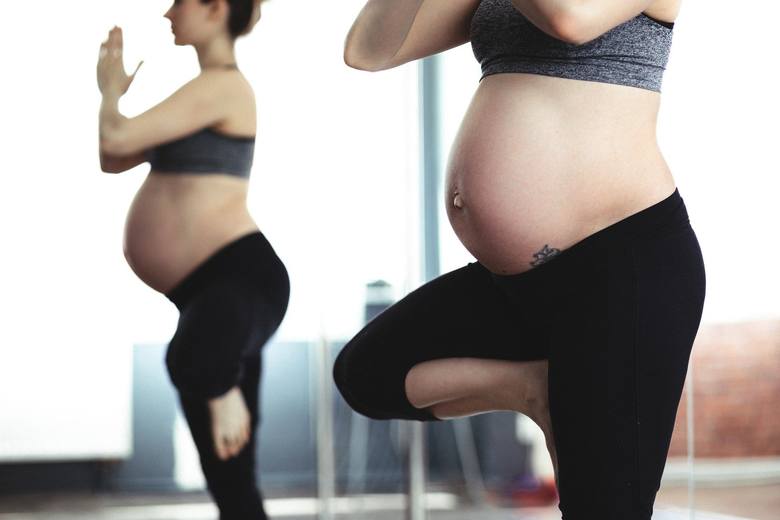 W ciąży warto dużo się ruszać. Wskazane są takie aktywności jak spacer i joga