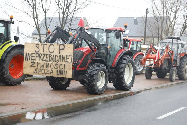 Na kolejnym z ciągników widnieje: "Stop nieprzebadanej żywności spoza Unii".Tychy, protest rolników 9 lutego 2024 przeciw Zielonemu