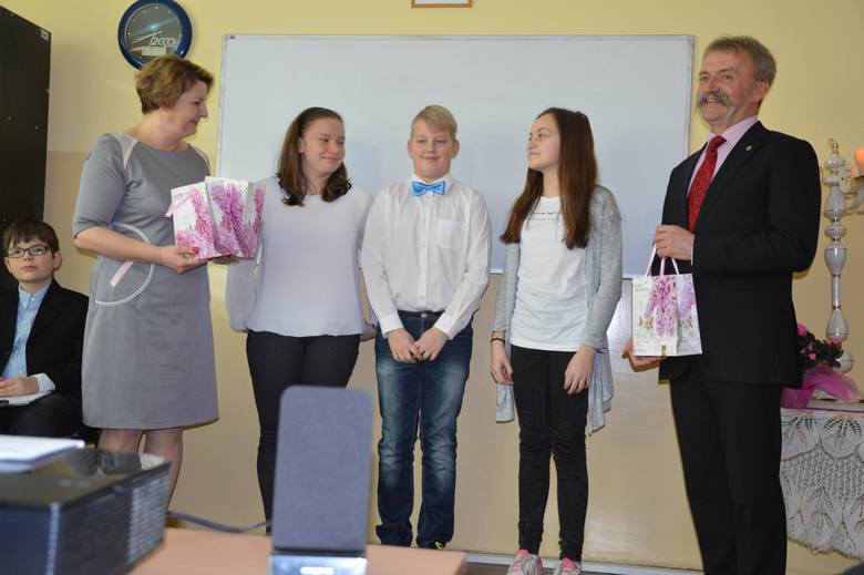 Podczas środowej (1 marca) lekcji "Pan Adam i przyjaciele" nagrodzono także laureatów szkolnego konkursu na własny herb