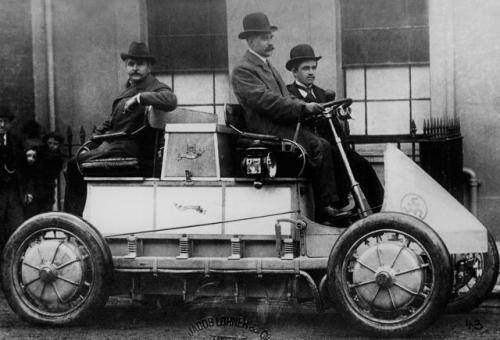 Fot. Porsche: Lohner-Porsche z 1901 r. - pierwszy samochód hybrydowy