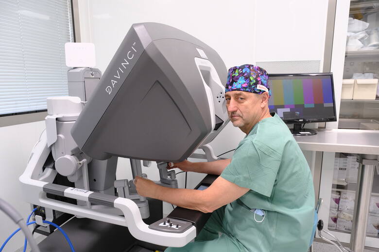 Wkrótce w Wojewódzkim Szpitalu Zespolonym na Bielanach do operacji będzie wykorzystywany robot Da Vinci. Prezentuje go chirurg dr n. med. Jacek Piąt