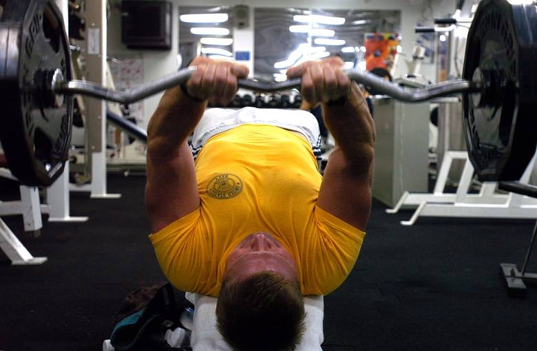 Ćwiczenia na triceps w domu i na siłowni. Jak trenować triceps?