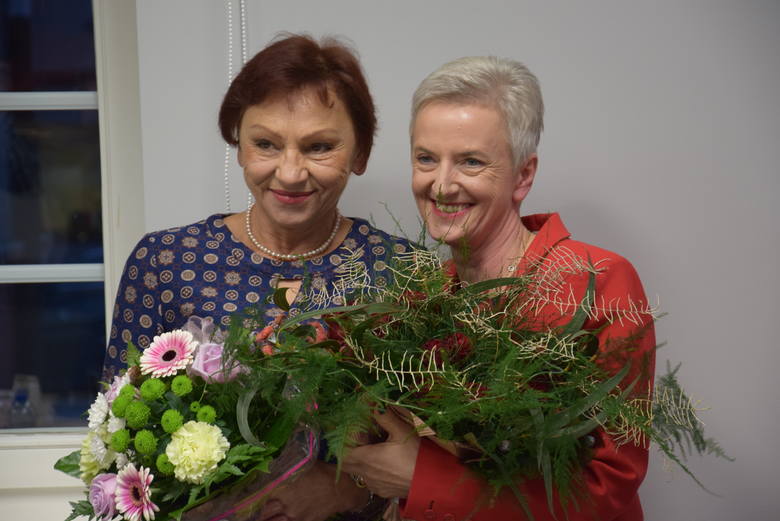 Prezydent Kędzierzyna Sabina Nowosielska (z prawej) dała swoje nazwisko komitetowi, który wygrał wybory do powiatu. Na zdjęciu ze starostą Małgorzatą Tudaj.