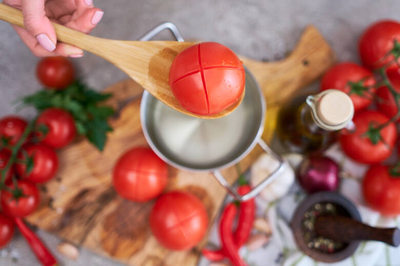 Czy trzeba sparzyć pomidory albo cytrynę? Wiele osób przelewa wrzątkiem różne warzywa i owoce. Czy to dobre i skuteczne? Wyjaśniamy