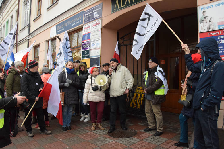 W piątek, jeszcze  przed procesem odbyła się demonstracja KOD-u pod biurem poselskim Jarosława Zielińskiego w Suwałkach