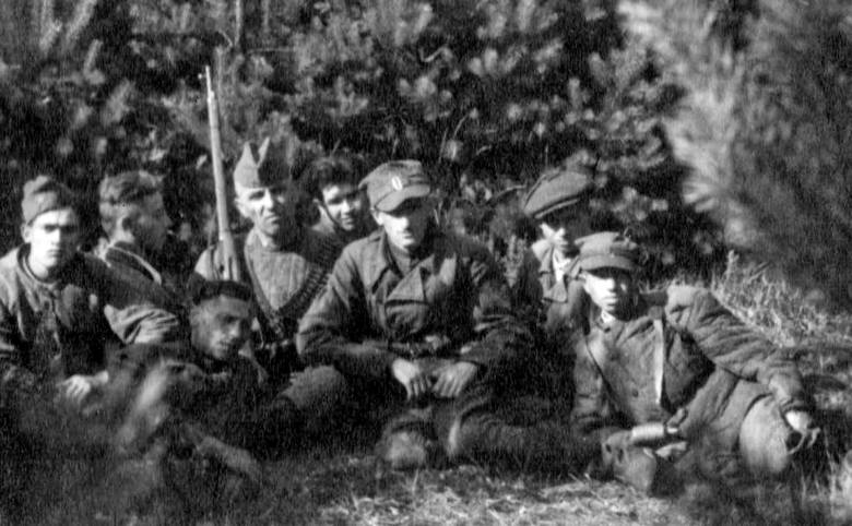 Część oddziału Edmunda Łukawieckiego latem 1944 r. Od lewej: Ludwik Żegowski, Władek, Berish Brand, Anshel Bogner, niezidentyfikowany osobnik, Mundek
