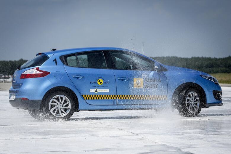 Wychodzenie z poślizgu wodnego ćwiczy się na specjalnej płycie, polewanej wodą/fot. Renault
