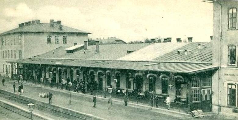 Dworzec kolejowy w Oświęcimiu na zdjęciu w okresie międzywojennym
