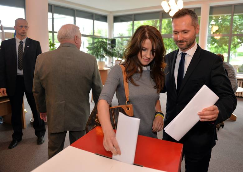 25.05.2014 - wybory do Europarlamentu. Głosowanie rodziny Wałęsów. na zdjęciu Jarosław Wałęsa z żoną