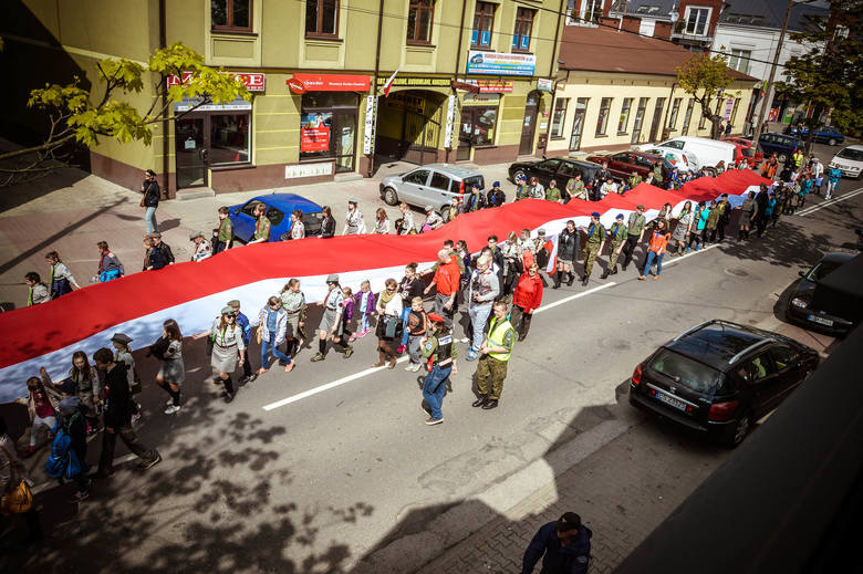 Skierniewiccy harcerze po raz drugi celebrowali Dzień Flagi Rzeczypospolitej Polskiej, tym razem przygotowując flagę o długości 50 metrów, a więc dwa razy dłuższą niż przed rokiem. Niosło ją ponad 160 harcerzy, od Rynku do placu Jana Pawła II.  Za rok w hufcu myślą o zaangażowaniu również...