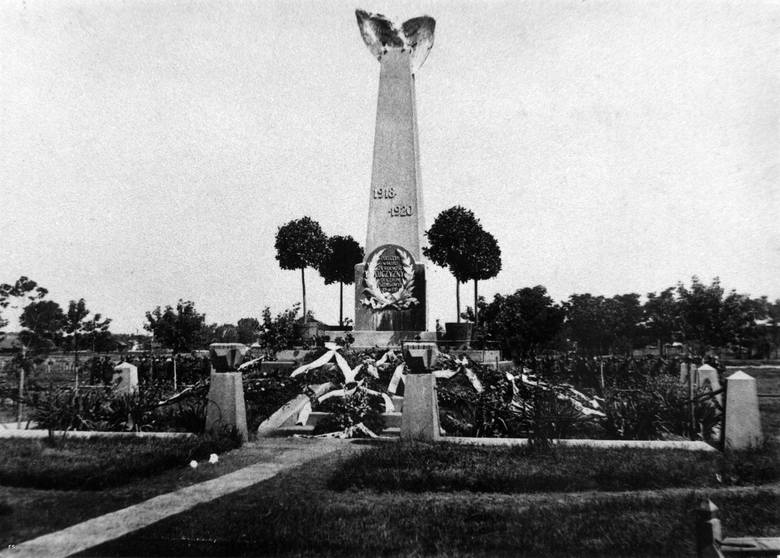 Lata 1920-1940  Pomnik poległych w boju za wolność Ojczyzny 1918-1920