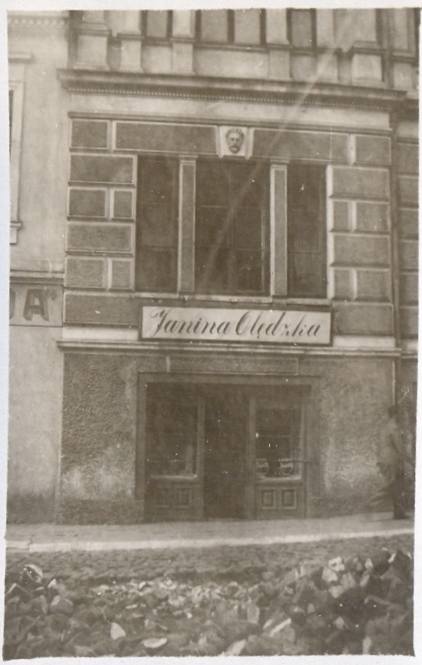 Wejście do sklepu Janiny Olędzkiej (dzisiejsza ulica Sienkiewicza), zbiory Muzeum Historii Kielc