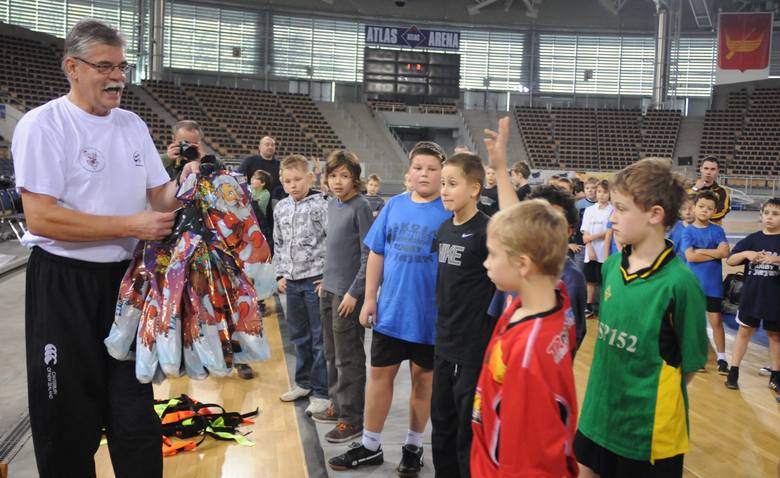 Młodzi rugbiści otrzymują nagrody od Zbigniewa Jurzysty