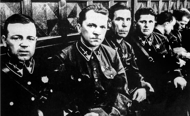 Funkcjonariusze NKWD za mordowanie Polaków dostawali zegarki. Na tej fotografii tak układają ręce, by pochwalić się tymi zegarkami