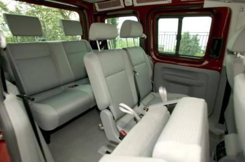 Fot. VW: W Caddy istnieje możliwość zamontowania dodatkowych dwóch foteli w 3. rzędzie, dzięki czemu pojazd może przewozić 7 osób. Przy rozłożonych fotelach