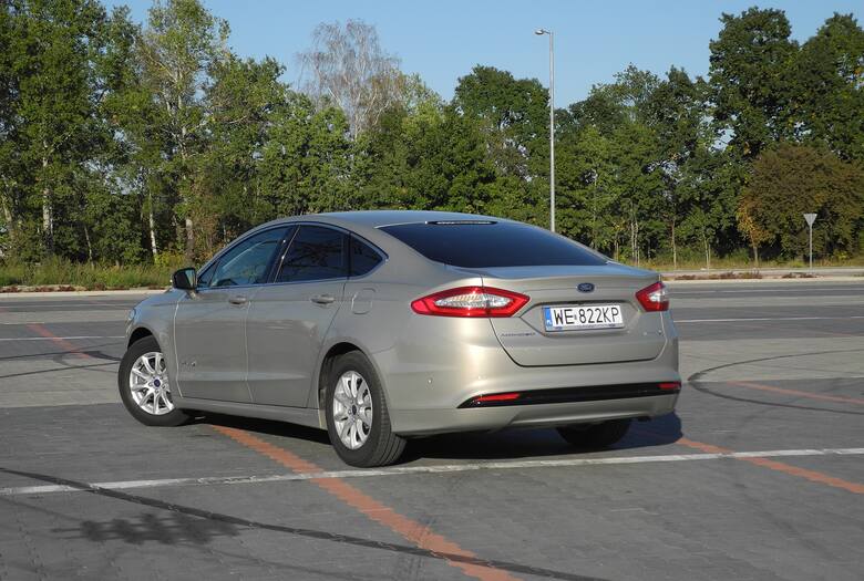 Samochody hybrydowe już na dobre zadomowiły się na polskim rynku. Jednym z takich modeli jest Ford Mondeo Hybrid. Auto jest nowoczesne i mało pali, ale