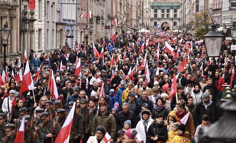 Uroczyste odśpiewanie hymnu Polski podczas Parady Niepodległości w Gdańsku