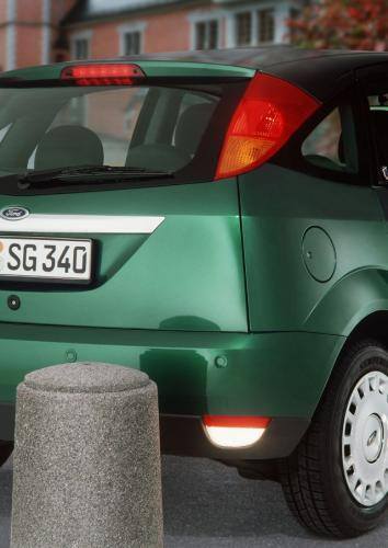 Fot. Bosch: Obecne rozwiązania systemu parkowania informują kierowcę o niewidocznych przeszkodach. To trochę za mało.