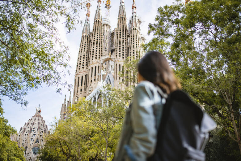 Kobieta podziwiająca kościół Sagrada Familia