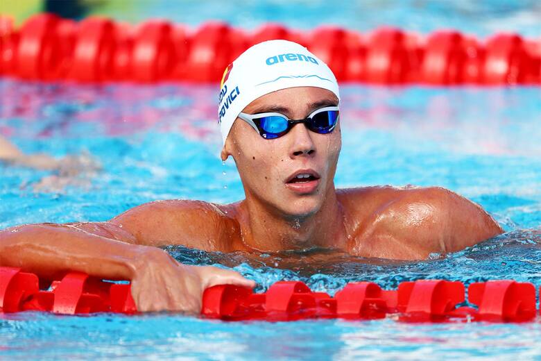 Popovici, 18-letni dwukrotny mistrz świata i Europy w pływaniu, przetopił swój złoty medal dla dzieci chorych na raka