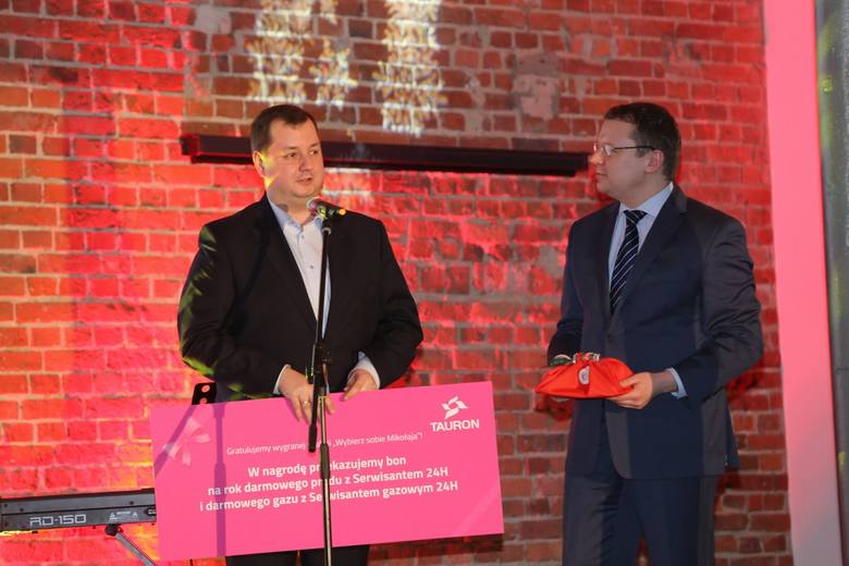 Wiceprezes Taurona Marek Wadowski (z prawej) wręcza prezent w imieniu prezesa Filipa Grzegorczyka Jarosławowi Durbasowi z Katowic