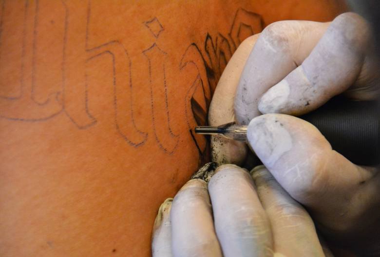 Robienie tatuażu polega na wtłaczanie w skórę specjalnego tuszu przy wykorzystaniu wiązki jednorazowych igieł.
