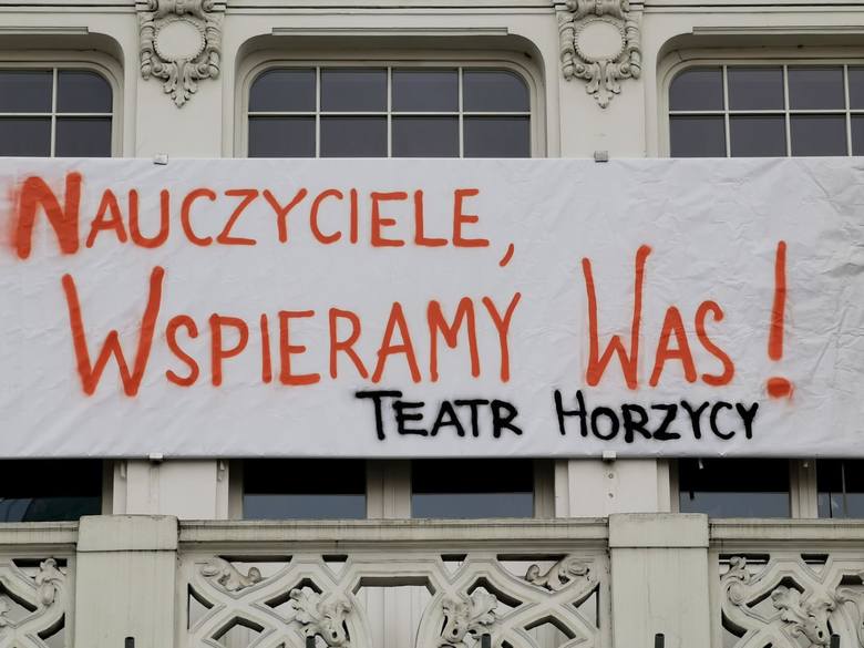Wspierających  strajk w oświacie haseł  w Toruniu nie brakuje. Są na szkołach i instytucjach kultury.  Tutaj: Teatr im. Wilama Horzycy.