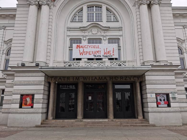 Wspierających  strajk w oświacie haseł  w Toruniu nie brakuje. Są na szkołach i instytucjach kultury.  Tutaj: Teatr im. Wilama Horzycy.