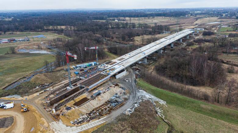W ramach powstającej obwodnicy Oświęcimia zaawansowane są prace przy budowie mostu nad Wisłą